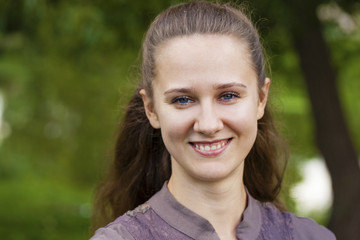 Fototapeta premium Portret pięknej młodej kobiety szczęśliwy