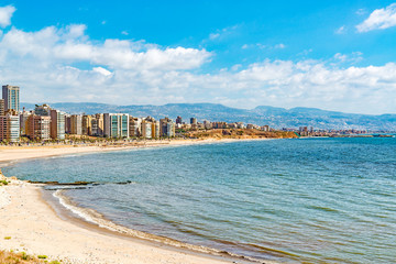 Fototapeta premium Krajobraz Wybrzeża Bejrutu w Raouche, Bejrut, Liban.