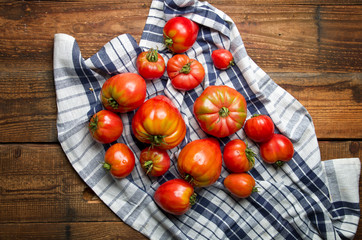 Fototapeta na wymiar Organiczne wiejskie pomidory
