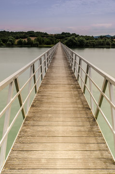 Puente sobre lago