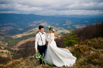 Naklejka premium Elegant wedding couple in mountains