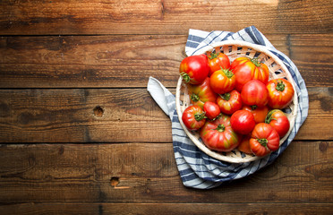 Organiczne wiejskie pomidory na drewnie
