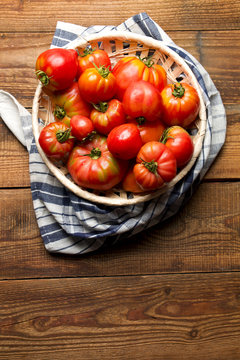 Organiczne wiejskie pomidory na drewnie