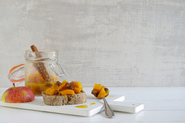 Kürbischutney mit Äpfeln, Rosinen und Zimt