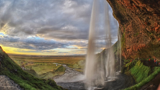 Der Seljalandsfoss-Wasserfall in Island © hespasoft