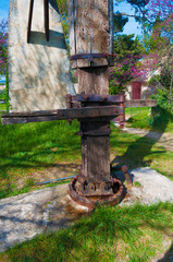Ruines d'un vieux puits.