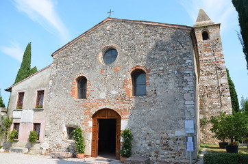Fototapeta na wymiar Chiesa di san Pietro in Mavino a Sirmione