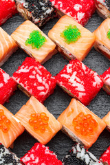 Obrazy na Szkle  Sushi roll na kamiennej płycie. Kuchnia japońska.