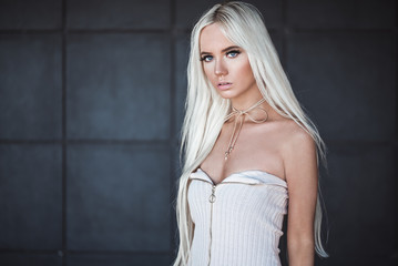 Gorgeou blonde young woman posing outdoors