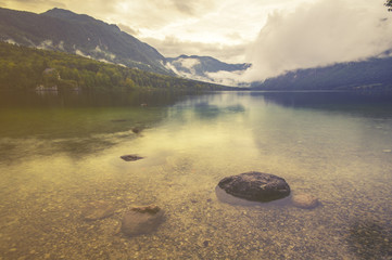 Jezioro alpejskie  o świcie,kolorystyka retro,vintage