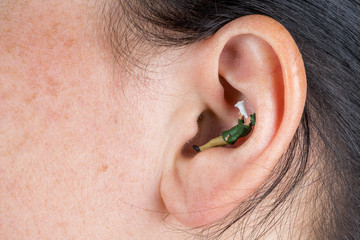 Polizist im Ohr fl&uuml;stert Frau etwas ein