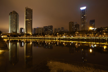 Fototapeta premium Rivers with city modern architecture background Night