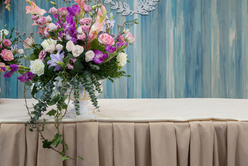 Fototapeta na wymiar Wedding floral decorations. Flowers in vase, columns and table