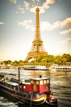 vista della Tour Eiffel con la Senna ed una chiatta