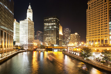 Chicago at night. - 119895506