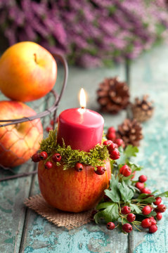 Herbstdeko mit fruchtigem Kerzenhalter