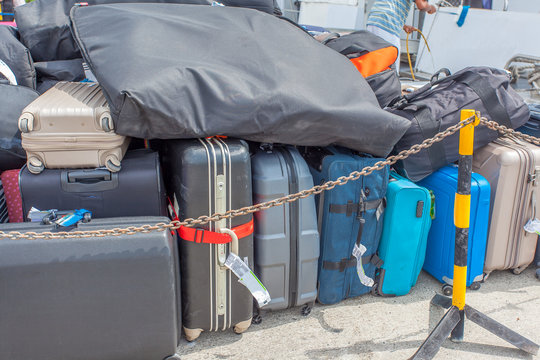 bagages sur les quais avant embarquement à bord du ferry 