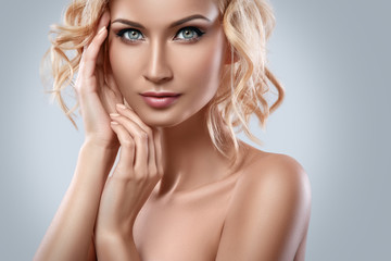 Naklejka premium Beautiful blonde woman with eyeliner on her eyes