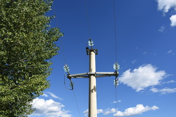 Motovun, Montona, Betonmast, Strommast, Hochspannungsleitung, Stromleitung, Drehstrom, Isolatoren