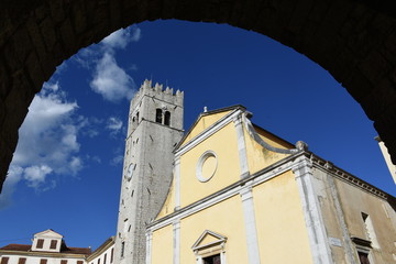 Motovun, Montona, Kirche, Kirchturm, Zinnen, Turm, Wehrturm, Campanile