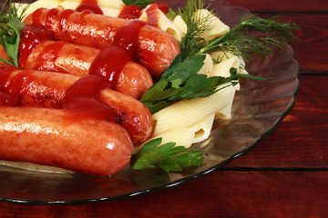 Macaroni and hot dog grilled with ketchup.