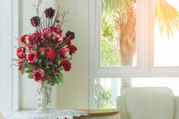 vase of red rose in white living room - 119901128