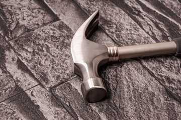 Hammer auf Steinuntergrund