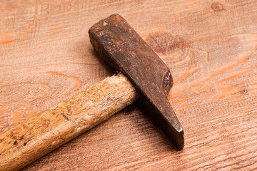 Hammer auf einem Holzbrett