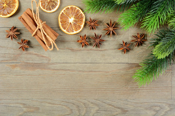 Sternanis, Zimt, Zimstangen, getrocknete Orangen und Tannenzweige mit Textfreiraum und Copy Space zu Weihnachten