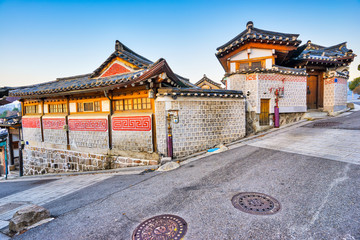Obraz premium Bukchon Hanok the old village in Seoul, South Korea