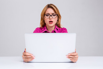 Fototapeta premium young woman sitting in the table and using laptop