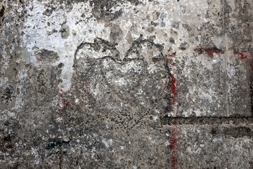 vieux mur de béton avec traces de coeur gravé effacé