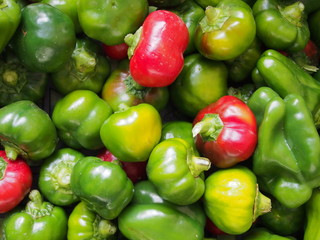 Fototapeta na wymiar peperoni verdi e rossi