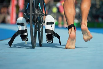 Crédence de cuisine en verre imprimé Vélo Vélo de triathlon la zone de transition, détail des jambes
