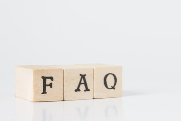 FAQと書かれた木製ブロック