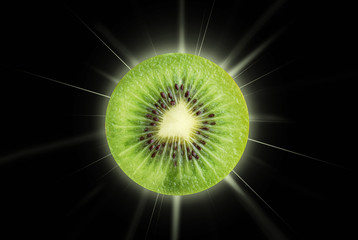 Kiwi con rayos sobre fondo negro, luminoso, fruta, nutrición