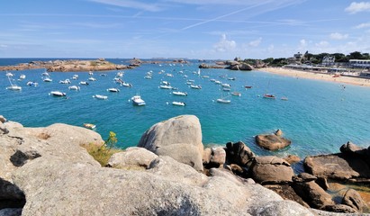 La c&ocirc;te de granit rose au niveau de la plage du Coz-Pors &agrave; Tr&eacute;gastel en Bretagne