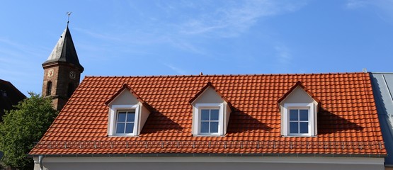 Rotes Ziegeldach mit Gauben