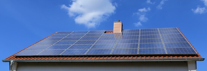 Ziegeldach mit Photovoltaikanlage