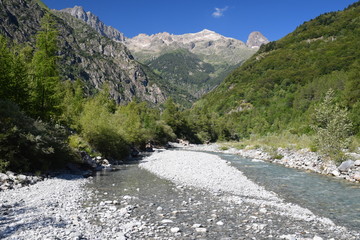 La Séveraisse dominée par le Pic Turbat (alt 3028 m) et l'Olan (alt 3564 m)