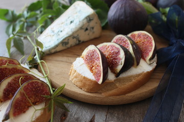 Bruschetta with figs and goat cheese