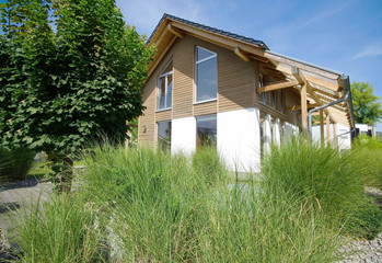 modernes Haus mit Holzfassade