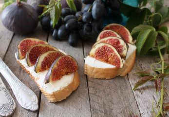 Sandwiches with ricotta, fresh figs
