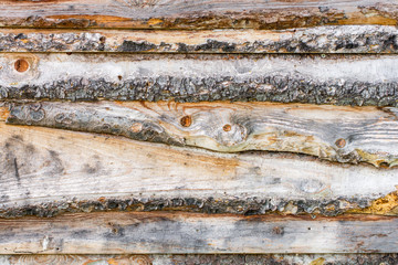 Holzfassade aus Schwartenbrettern
