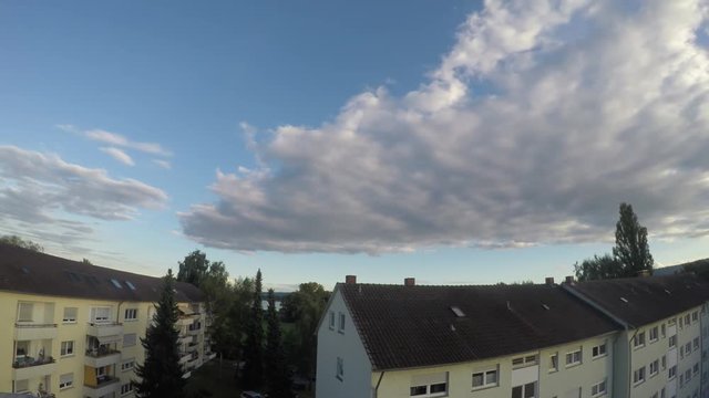 Wolkenwandel &uuml;ber einem Wohnblock