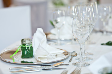 Gläser auf gedecktem Tisch