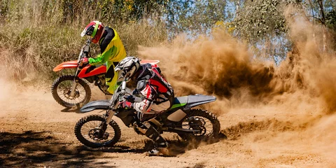 Abwaschbare Fototapete Motorsport Motocross-Fahrer rasen um die Ecke