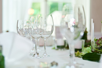 Gläser auf gedecktem Tisch