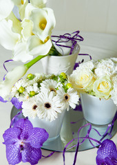 Obraz na płótnie Canvas Flowers bouquet mix purple and white on table