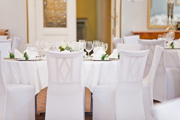 Festlich gedeckte Tische